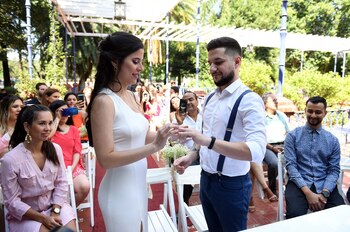 Gabriela y Ricardo intercambiando las alianzas frente a todos sus familiares y amigos. Ellos fueron la primera pareja que se casó en el día de San Valentín