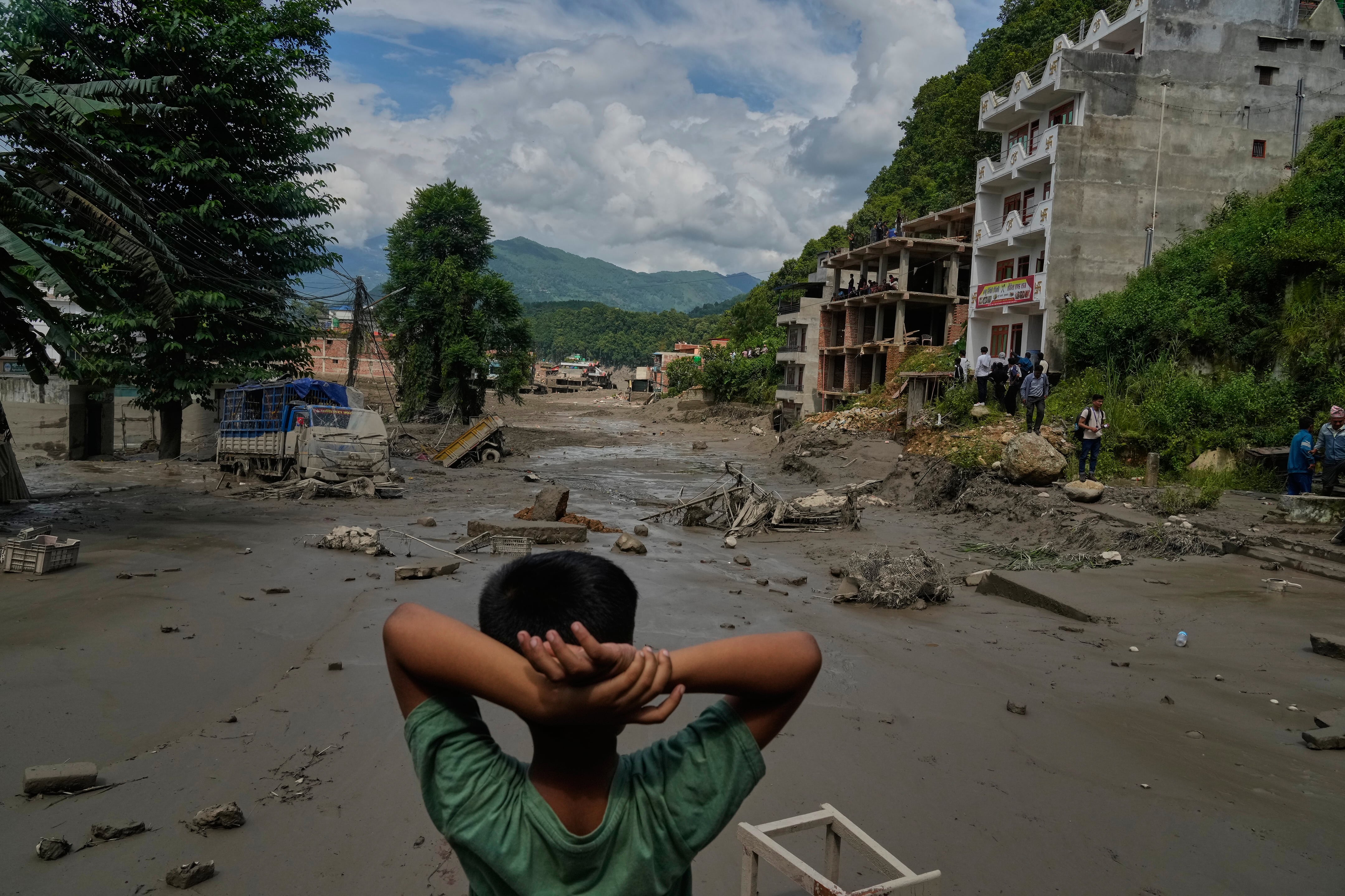 Un niño observa los estragos causados por una inundación repentina a lo largo del río Trishuli, en el distrito de Nuwakot, en Nepal, el miércoles 26 de agosto de 2026. (AP Foto/Niranjan Shrestha)