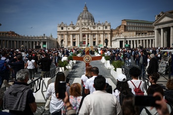 Un peregrino porta una cruz