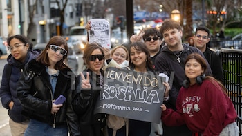 “Bienvenida, Rosalía”: las primeras horas de la cantante en Argentina, entre grupos de fans y la compañía de Loli Bahía