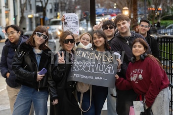Los fans argentinos aguardaron por Rosalía en la puerta del hotel