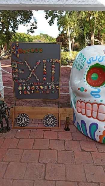 En la zona arqueológica de Chichén Itzá hay diversos puestos en donde se pueden comprar recuerdos de la visita desde 20 pesos. (Foto: Fanny Padilla)