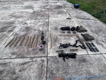Elementos de la Guardia Nacional y del Ejército Mexicano exhiben parte del armamento asegurado a un presunto integrante de un grupo delictivo en Platanitos, municipio de Santa María del Oro, Nayarit. Crédito: Especial
