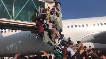 Afganos intentan abordar un avión en Kabul