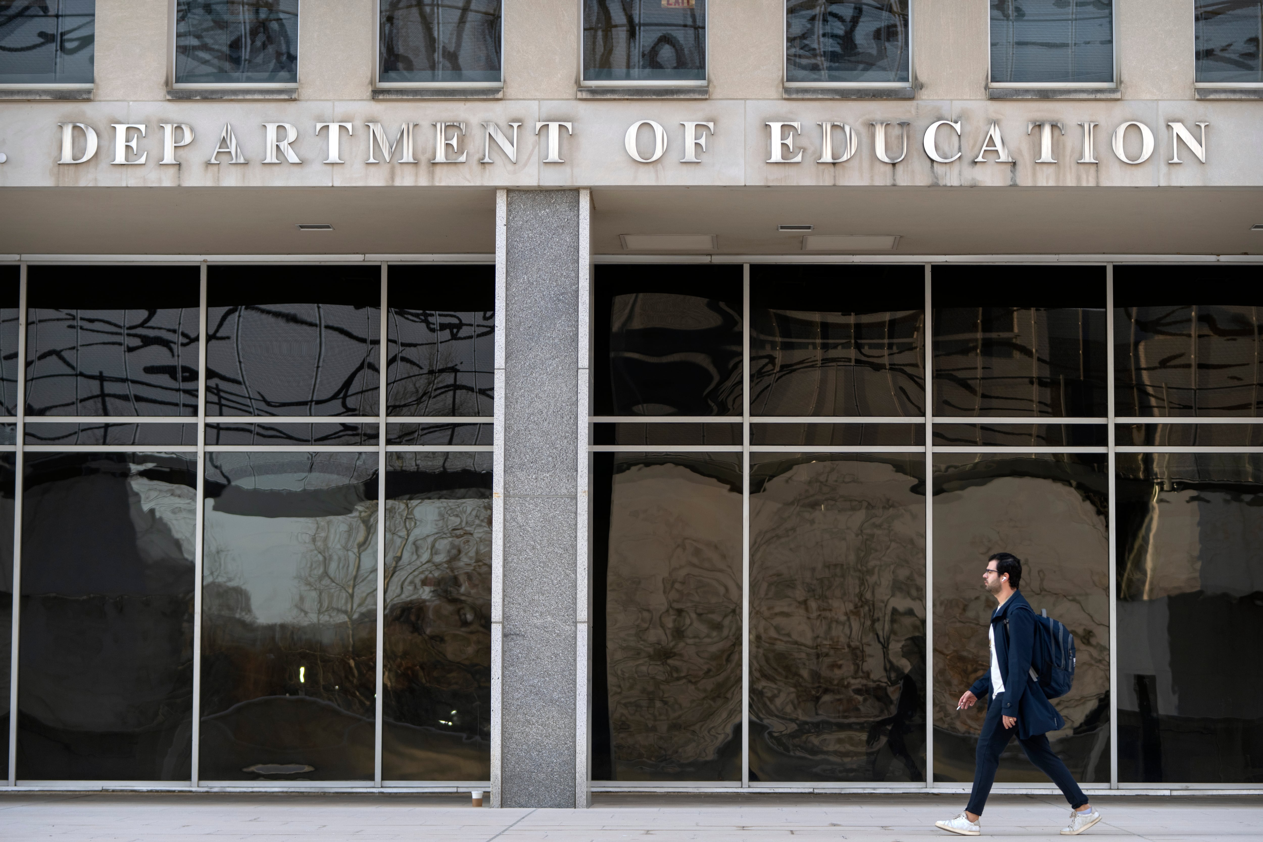 La reforma de préstamos estudiantiles impondrá nuevos topes de endeudamiento y reducirá las opciones de pago para millones de deudores en Estados Unidos (AP foto/Mark Schiefelbein)