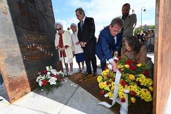El alcalde de Gernika, José María Gorroño (3i), la delegada del Gobierno en País Vasco, Marisol Garmendia (d), el secretario de Estado de Memoria Democrática, Fernando Martínez (3d), durante la inauguración de la escultura Puerta de la Paz con motivo del 89 aniversario del bombardeo de Gernika (David de Haro / Europa Press)