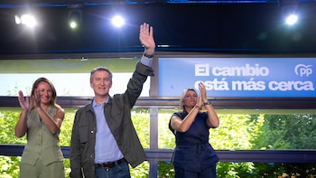 Feijóo cambia el fraude electoral por el colapso del Estado y señala a la hermana de Óscar Puente por la ley de nietos