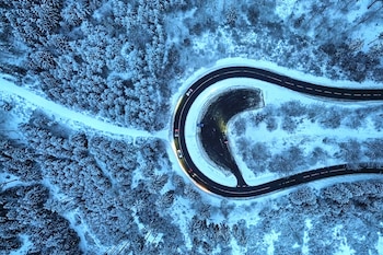 Autos circulan por una curva