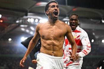 Tiago Tomas celebró tras anotar el gol de la victoria de Stuttgart ante Friburgo en las semifinales de la Copa de Alemania (Tom Weller/dpa vía AP)