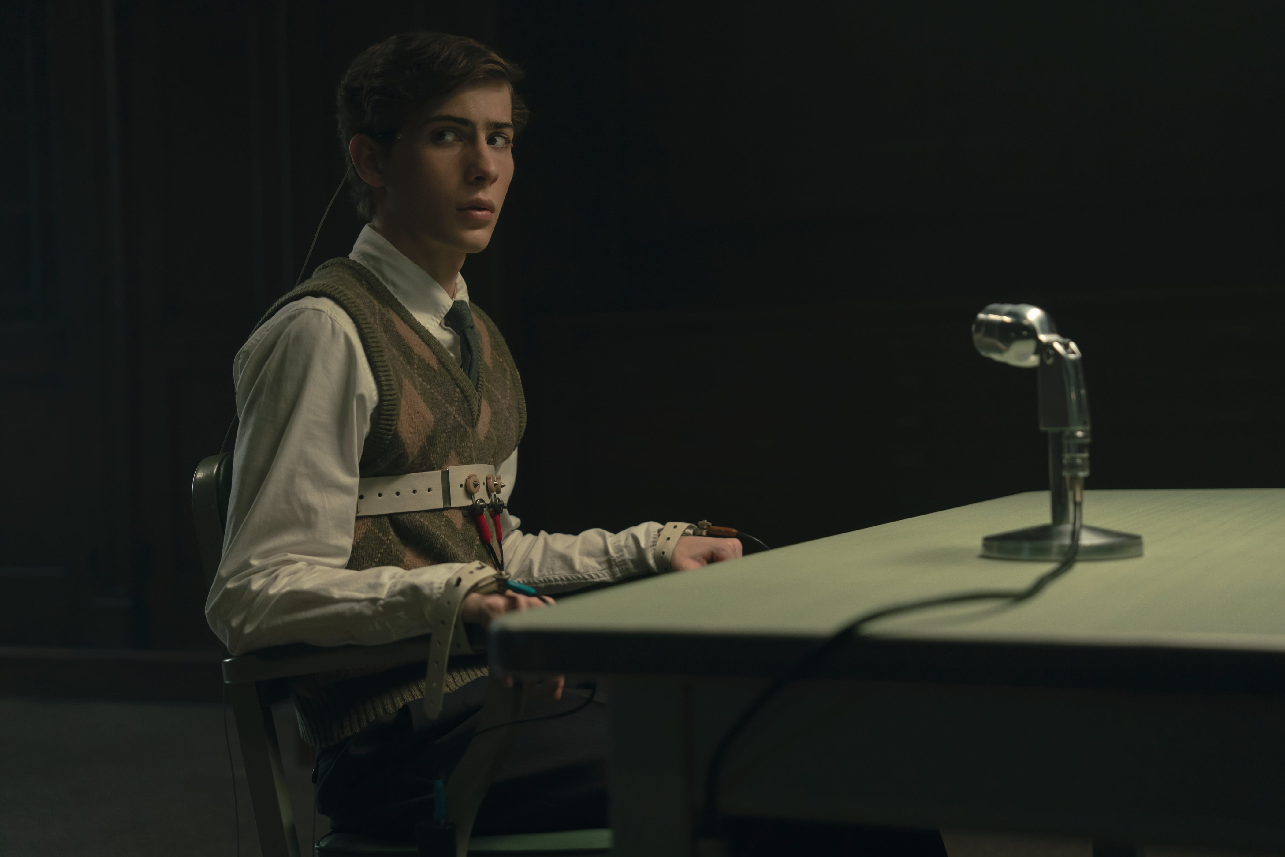 Jacob Tremblay interpreta al joven Ted Kaczynski durante sus años como estudiante de Harvard. (Netflix)