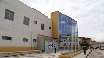 Una joven permanece internada en estado crítico luego de una intervención quirúrgica en un hospital regional, tras complicaciones derivadas de un material olvidado dentro de su abdomen por personal de salud| Andina