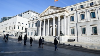 Más de 120,000 migrantes centroamericanos recibirán permiso de residencia bajo la nueva ley española