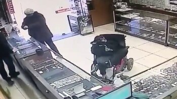 El asaltante llegó en silla