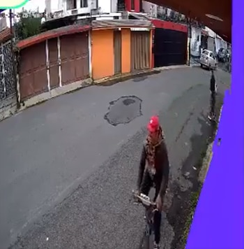 El sujeto habría aprovechado que la víctima caminaba sola para acercarse y realizar la conducta denunciada antes de continuar su camino.
