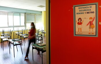 Carteles con la distancia mínima de un metro (Reuters)