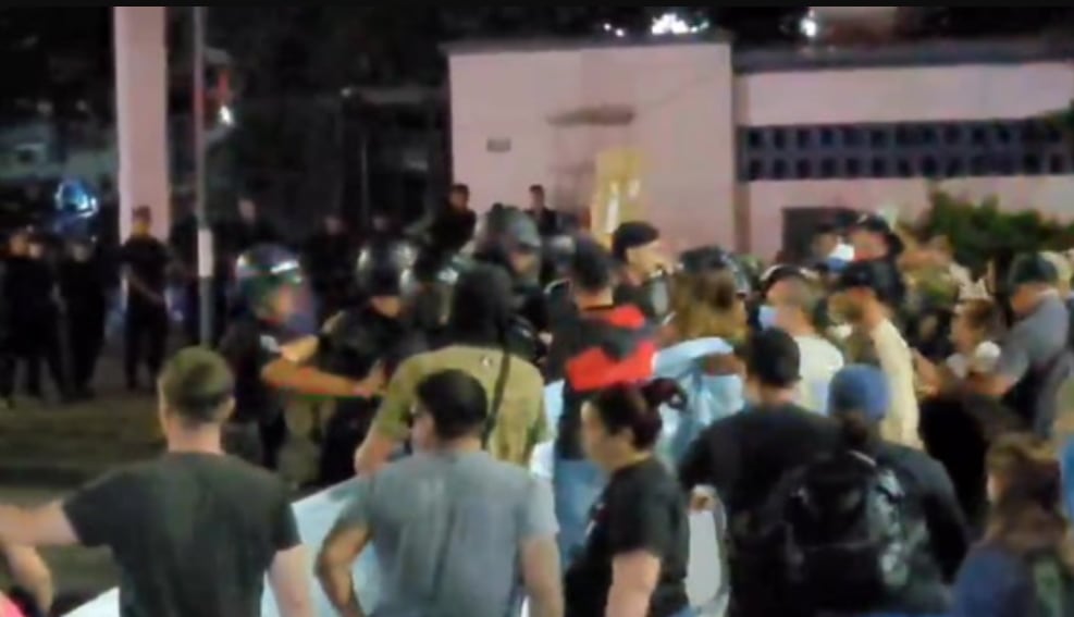 Una protesta policial en Rosario por mejoras salariales derivó en un enfrentamiento entre oficiales y terminaron acuartelados