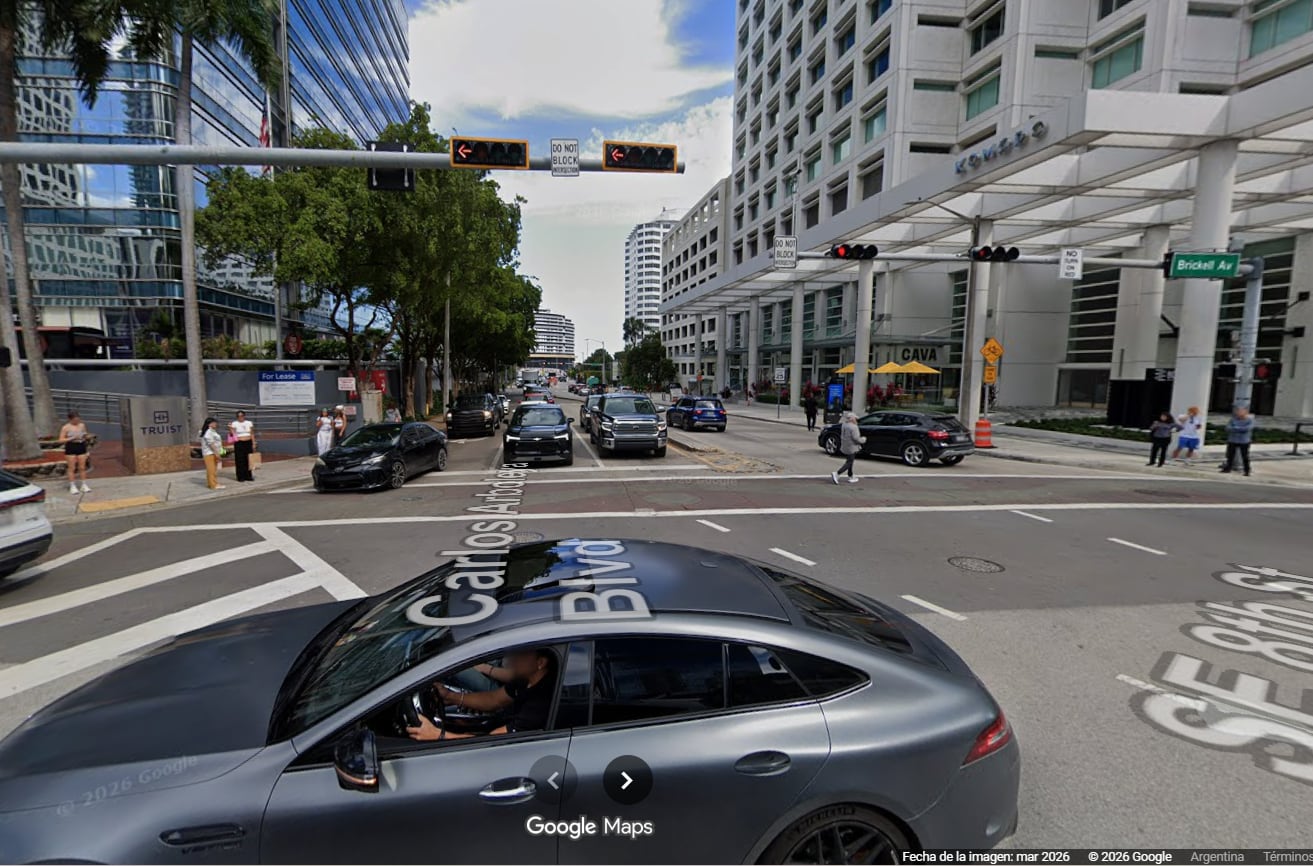 Las demoras en el tránsito por la Brickell Avenue Bridge de Miami generan congestión de hasta 45 minutos para conductores y ciclistas (Captura Google Maps)