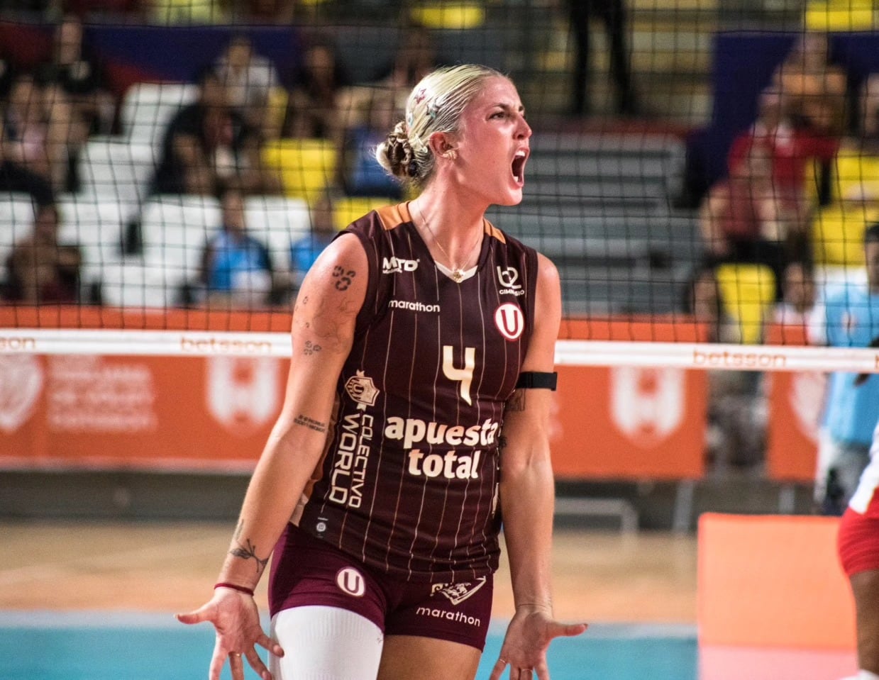 Una jugadora de Universitario de Vóley muestra su pasión y determinación durante un momento crucial del partido contra San Martín, buscando un lugar en la final de la Liga Peruana de Vóley. (Liga Peruana de Vóley)