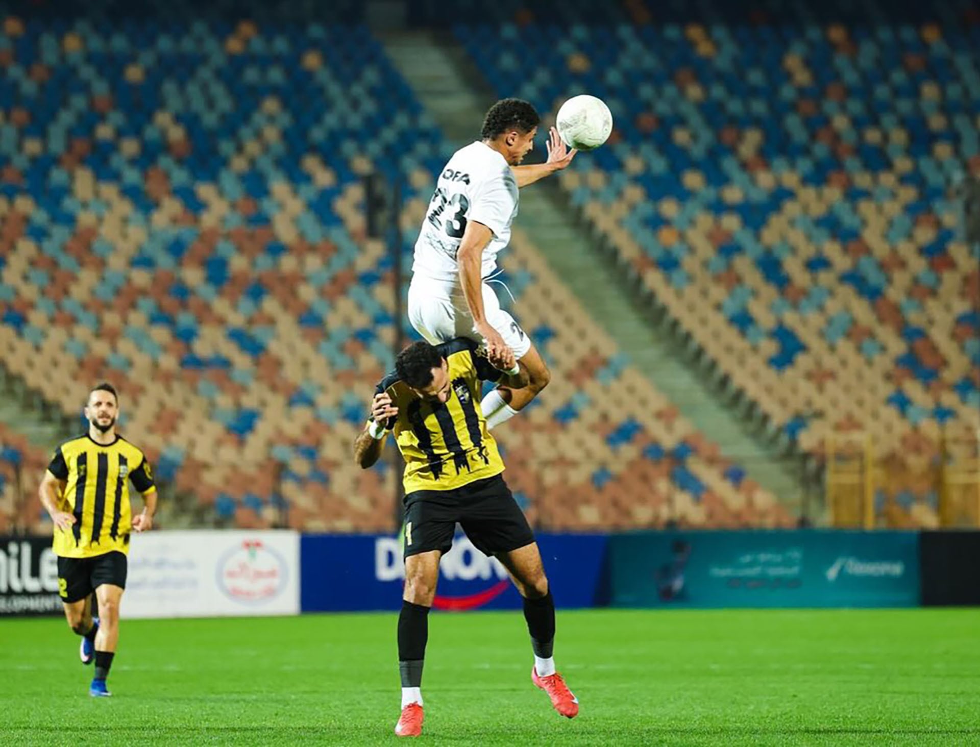 El futbolista besó al árbitro después de que convalidara la jugada del segundo gol