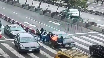 Un vehículo causó un choque