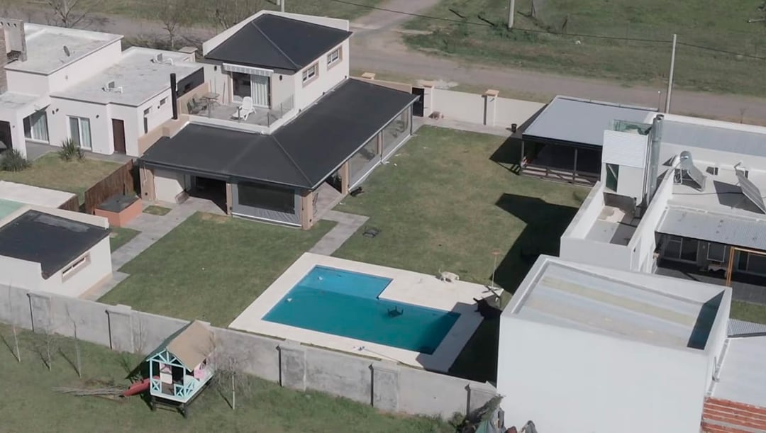 El chalet de calle Alberdi al 1400, en Funes, fue parte de la maniobra de estafa incluida en la condena