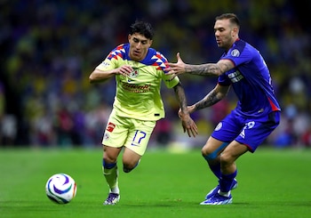 Soccer Football - Liga MX - Final - Second Leg - America v Cruz Azul - Estadio Azteca, Mexico City, Mexico - May 26, 2024 America's Alejandro Zendejas in action with Cruz Azul's Rodolfo Rotondi REUTERS/Raquel Cunha