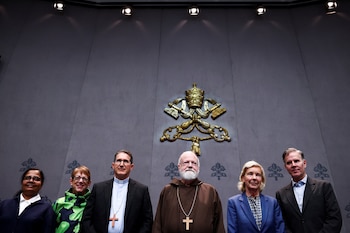 Niluka Perera, Teresa Morris Kettelkamp, Monseñor Luis Manuel Alí Herrera, Cardenal Sean Patrick O'Malley, Maud de Boer-Buquicchio y Juan Carlos Cruz, en la rueda de prensa de entrega del informe, el 29 de octubre de 2024 - crédito Guglielmo Mangiapane/Reuters