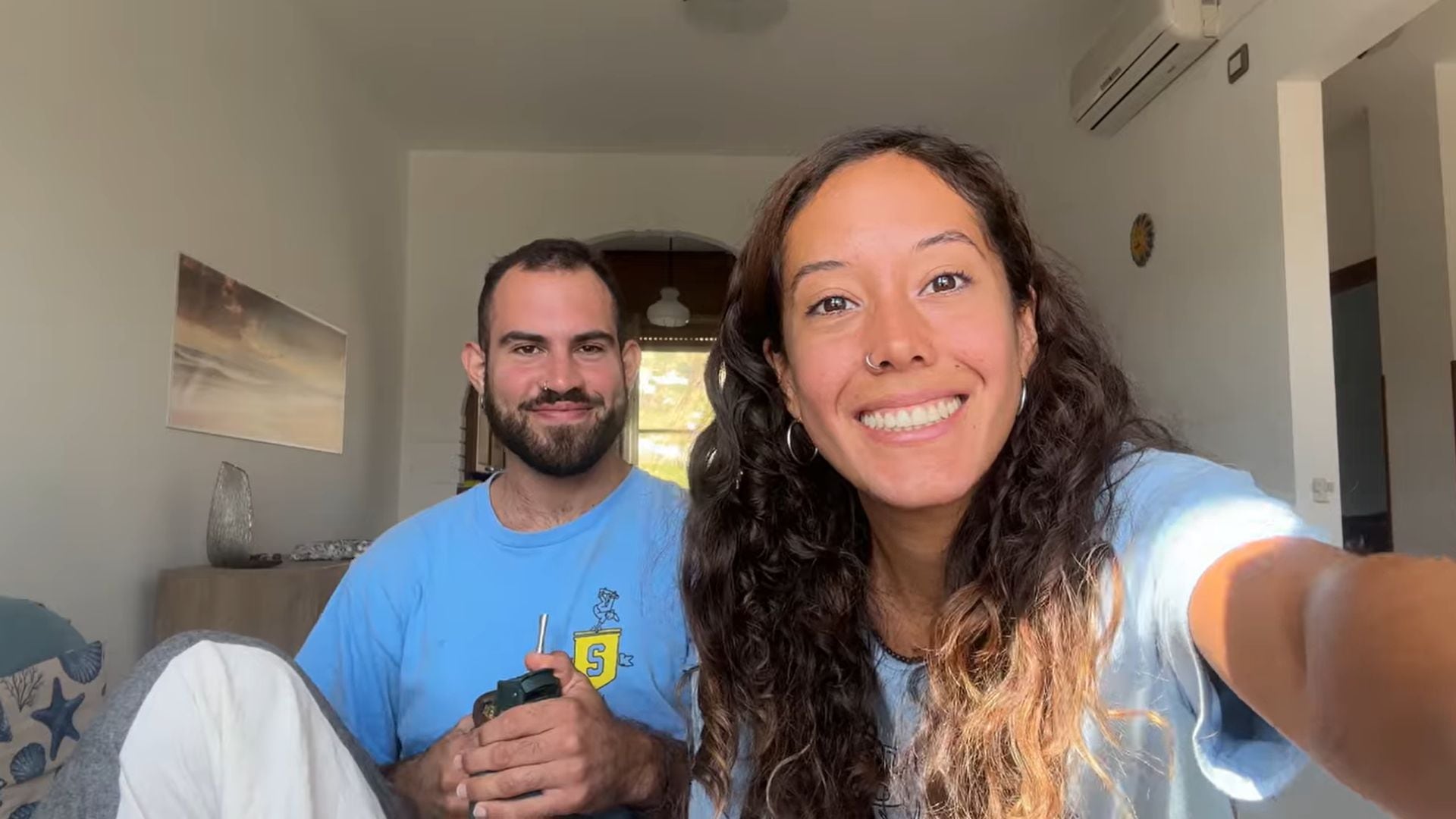 Una pareja argentina contó en YouTube su experiencia de trabajo en Francia, desde el trámite de la visa Working Holiday hasta la vida laboral (Yt: @ Cami & Mati - Siendo Nómades)