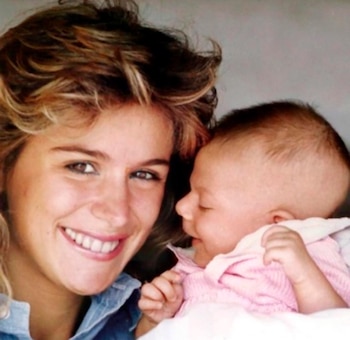 Flavia Palmiero con su hija