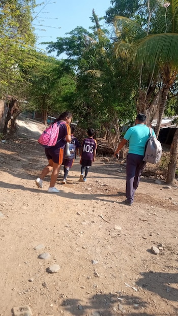 La comunidad compartió imágenes de niños siendo evacuados de las escuelas. Crédito: Facebook - Comunicación Ostula