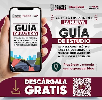 Una mano sostiene un teléfono con una app de guía de estudio para licencias de conducir. Hay texto sobre la guía disponible gratis y un código QR