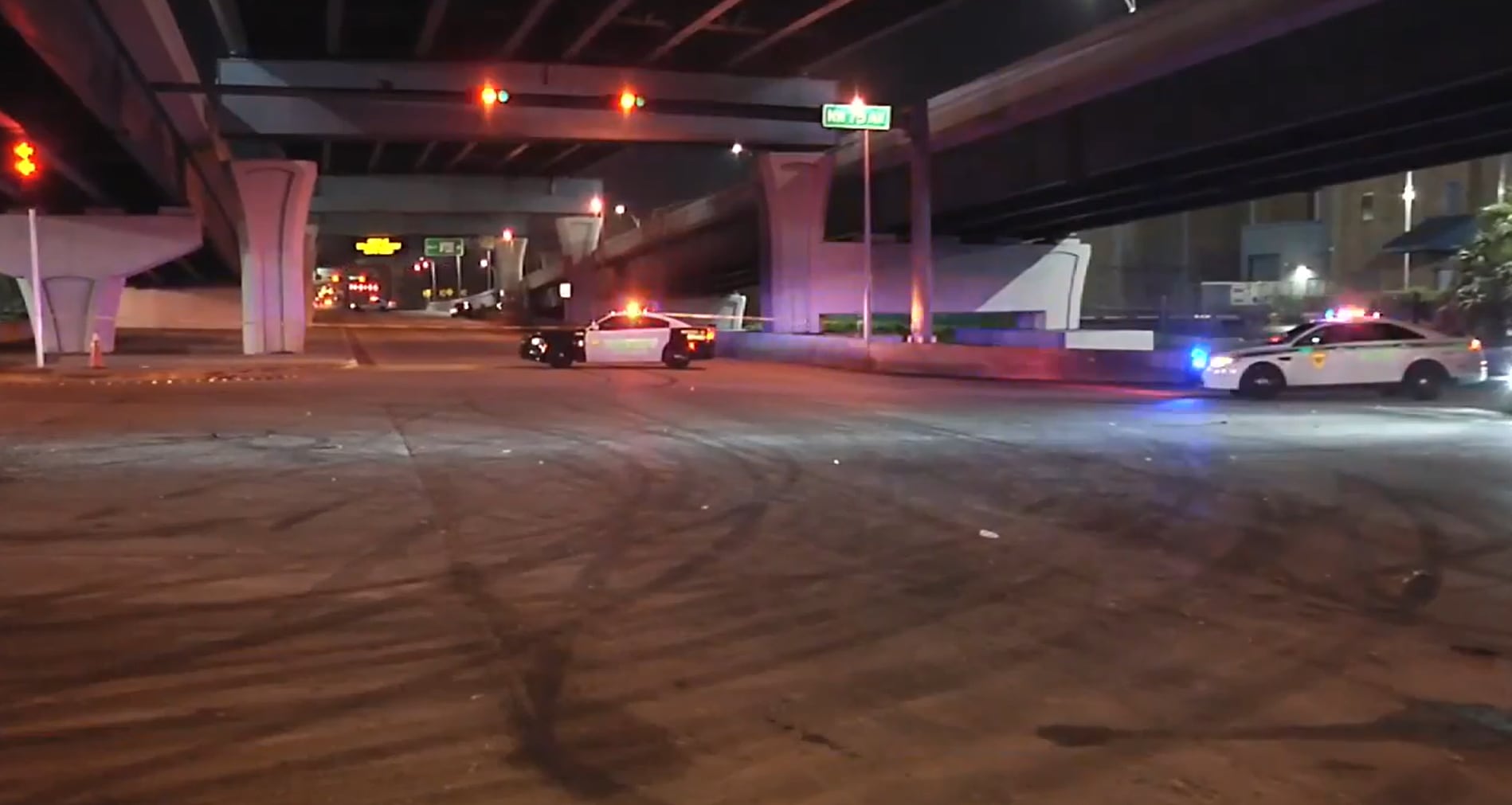 Un agente de la Oficina del Sheriff de Miami-Dade sufrió una quemadura leve en la mano durante una toma ilegal de calles en el noroeste del condado (WSVN)