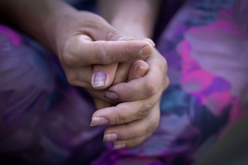 FOTO DE ARCHIVO: Una migrante ecuatoriana junta sus manos mientras recuerda cómo fue secuestrada y víctima de trata sexual. REUTERS/Maye-E Wong