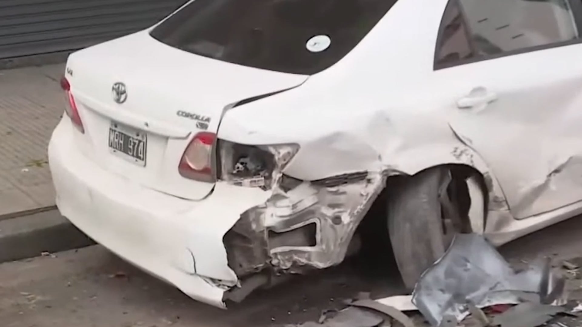 Así quedó uno de los vehículos que fue impactado por el Fiat Siena