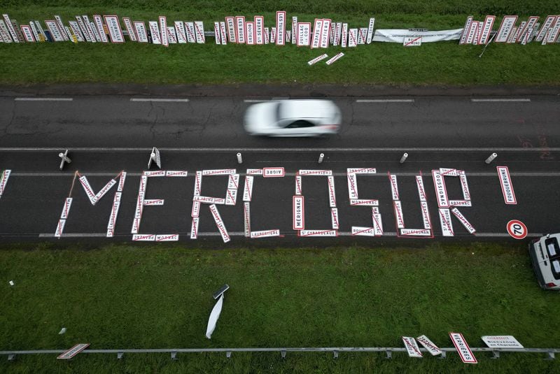 Un dron muestra la palabra