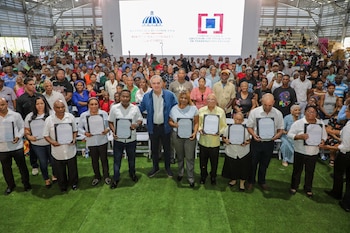 La gestión estatal permitió ahorrar RD 160 millones en costos de titulación para las familias beneficiadas del polígono intervenido. (Cortesía: Gobierno de República Dominicana)
