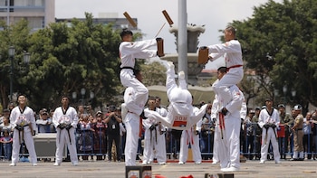 La visita protocolar transformó la ciudad. La entrega de reconocimientos resalta la sinergia militar y cultural, mientras cientos de jóvenes forjan su futuro académico en otro continente (Foto cortesía Ministerio de Gobernación
