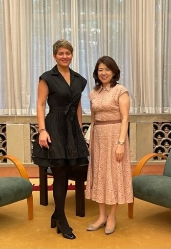 Verónica Alcocer y Fumio Kishida