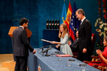 La princesa Leonor entregó el año pasado el Premio Princesa de Asturias de Cooperación Internacional 2019 al matemático Salman Khan, fundador de la Khan Academy, ante el rey Felipe VI. EFE/ Ballesteros/Archivo