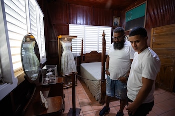 (REPÚBLICA DOMINICANA), 12/03/2026.- Personas recorren la habitación de la abogada y activista Minerva Mirabal en la Casa Museo Hermanas Mirabal en Salcedo. "Si me mata, yo sacaré mis brazos de la tumba y seré más fuerte", repetía la joven abogada, activista y política dominicana Minerva Mirabal, que desafió al sanguinario dictador Rafael Trujillo (1930-1961) y de cuyo nacimiento se conmemora este jueves un siglo, convertida, junto a sus hermanas Patria y María Teresa, en un símbolo de la lucha de las mujeres en el mundo. EFE/ Orlando Barría
