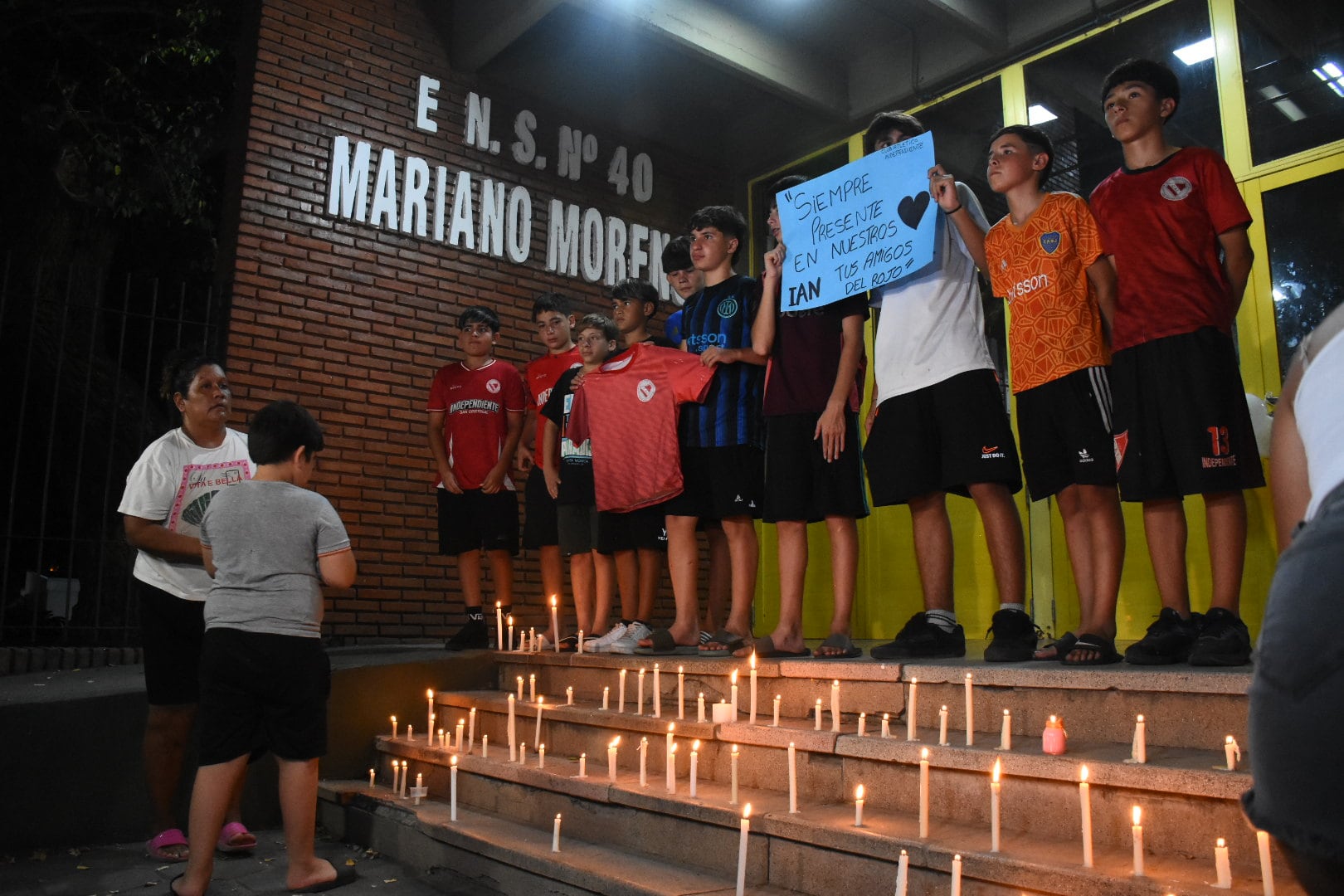Este lunes, el día del asesinato de Ian Cabrera, hubo una vigilia de velas en la escuela en la que se produjo la tragedia. Foto: Leo Galletto