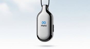 Un elegante colgante wearable de Meta, con acabado plateado mate y detalles negros brillantes, suspendido sobre un fondo blanco y azul celeste claro.