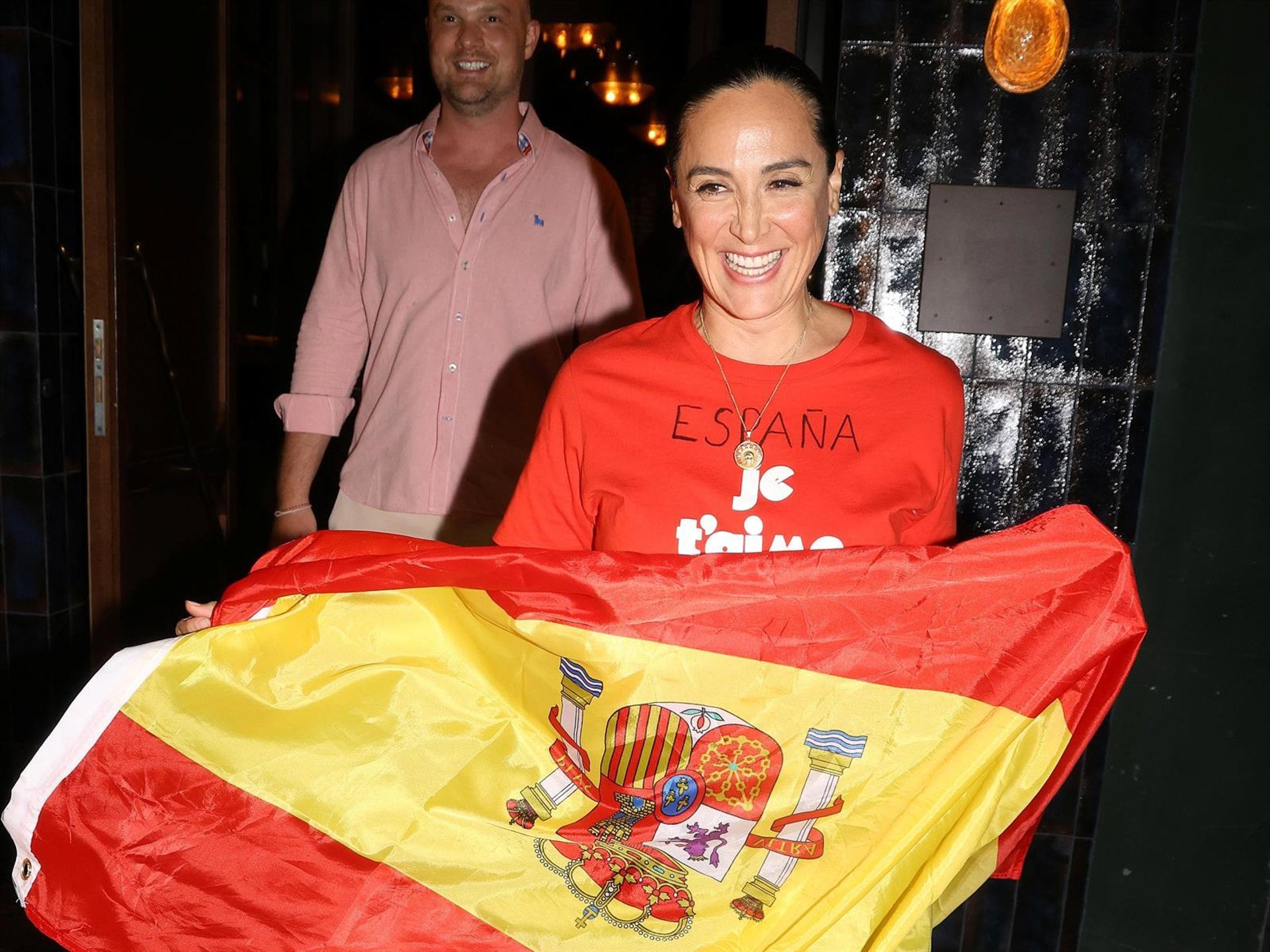 Tamara Falcó, con una bandera de España tras la victoria de la Selección frente a Francia en las semifinales del Mundial 2026. (EUROPA PRESS).