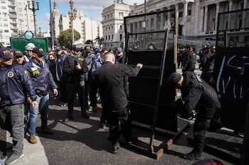 Los agentes preparan las vallas