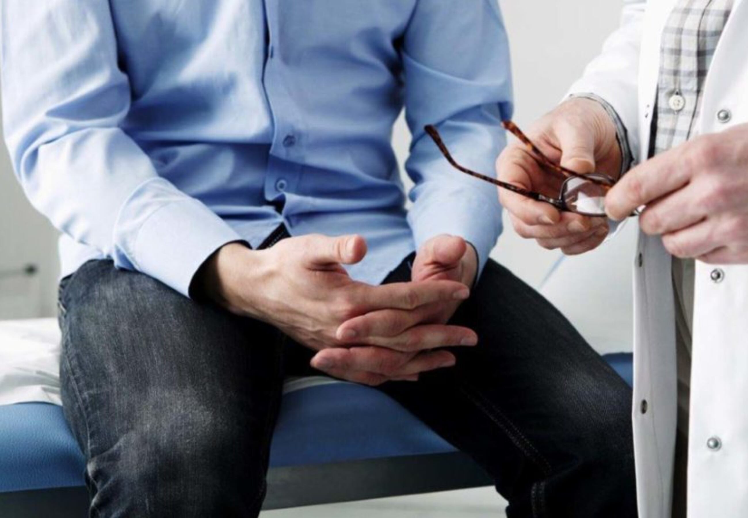 La mayoría de quienes acceden a la vasectomía ya son padres, aunque crece la consulta de varones jóvenes según los expertos (crédito Reuters)