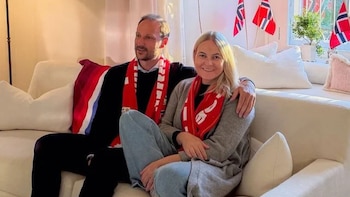 Primera imagen de la princesa Mette-Marit tras su trasplante de pulmón: gestos de cariño y disfrutando del Mundial