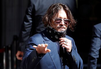 Deep llegó al encuentro con el rostro cubierto por un pañuelo oscuro y gafas de sol por la entrada principal (Foto: REUTERS/Peter Nicholls)