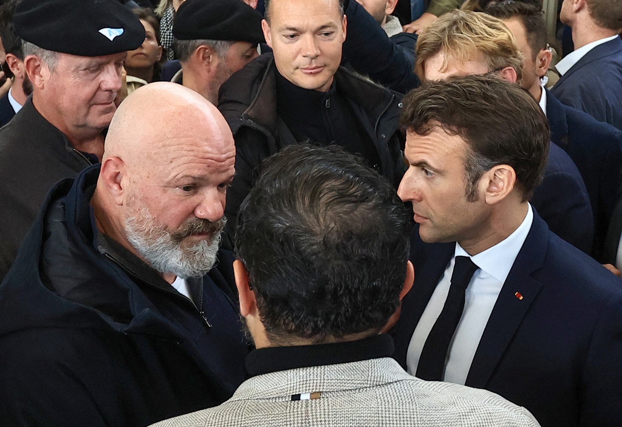 Emmanuel Macron conversa con el chef francés Philippe Etchebest (Aurelien Morissard/Pool via REUTERS)