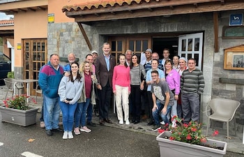 La princesa Leonor, junto a los Reyes, posa con el personal del restaurante donde hicieron una parada inesperada antes de llegar al Pueblo Ejemplar de Asturias. (Redes sociales)