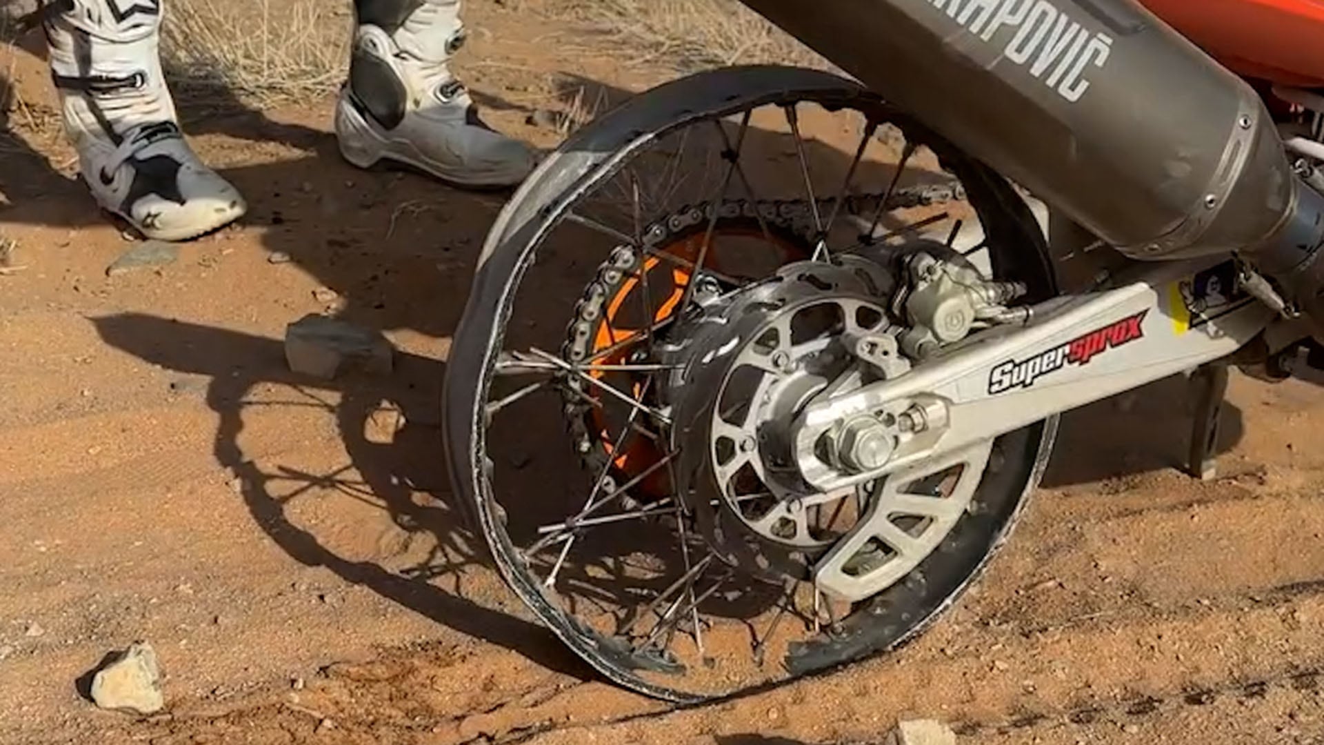 El estado de la llanta de la moto de Edgar Canet (@dakar)